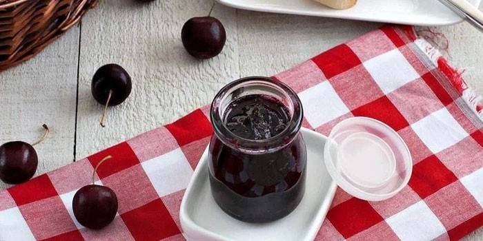 Gotowy dżem wiśniowy z czekoladą