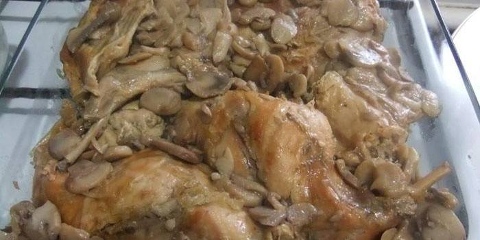 Pedaços de coelho assado com cogumelos