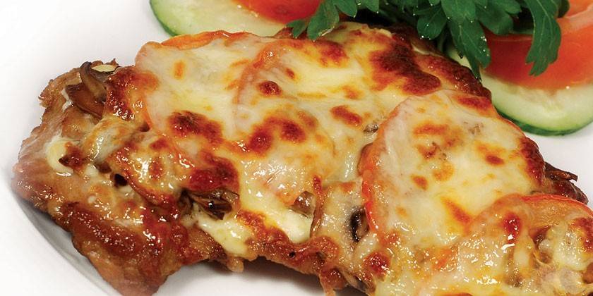 Usando tomate y queso