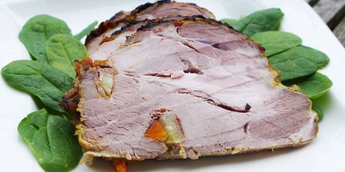 Rebanadas de cerdo hervido casero en un plato