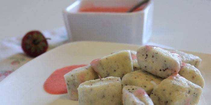Bolinhos preguiçosos com sementes de papoula e molho de morango