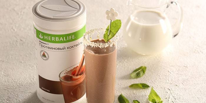 Batido de proteínas Herbalife en un frasco y listo en un vaso