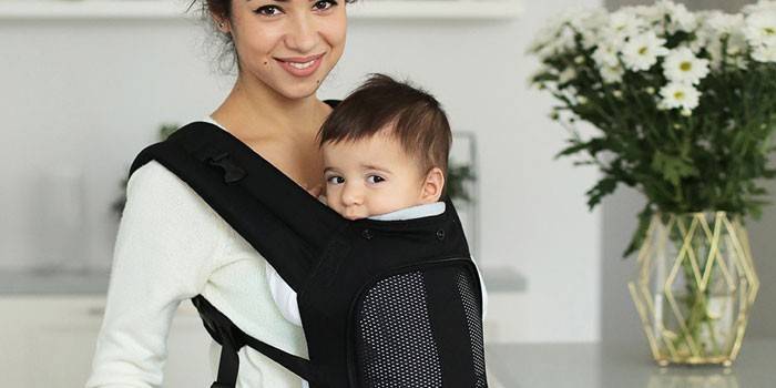 Niño en una mochila ergo