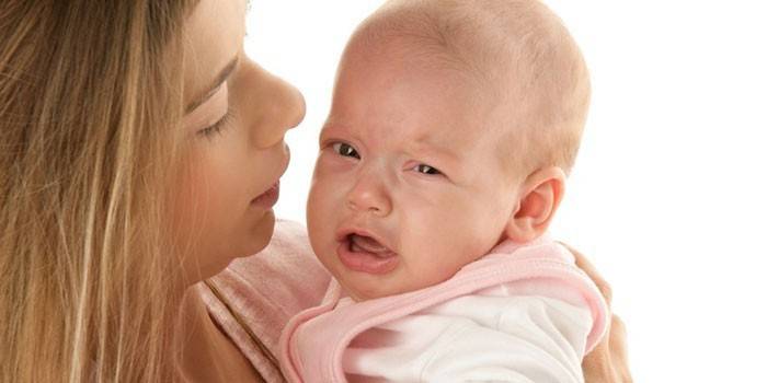 Bebê nos braços da mãe