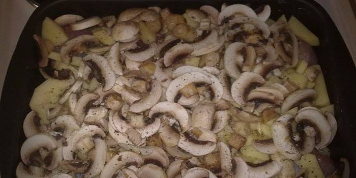 Cogumelos com batatas e frango em uma assadeira