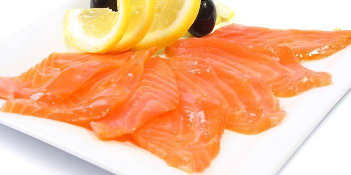 Salmão salgado fatiado com azeitonas e limão