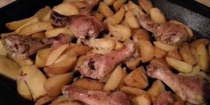 Coxinhas de frango com batatas em uma assadeira