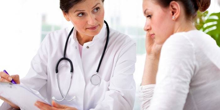 O médico aconselha o paciente