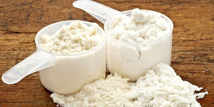Proteína em pó em colheres