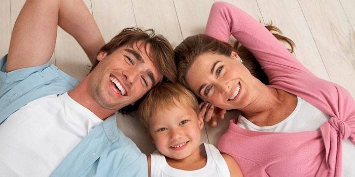 Mujer, hombre y niño