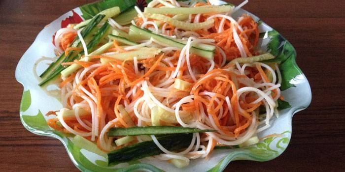 Cenoura coreana, pepino fresco e salada de funchose