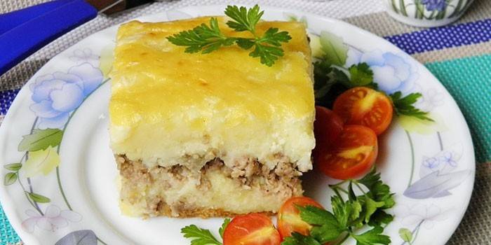 Zapiekanka z ziemniaków i mięsa mielonego