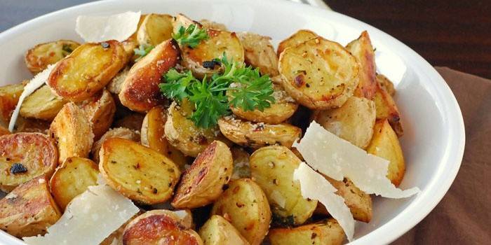 Plato rústico de parmesano con papas