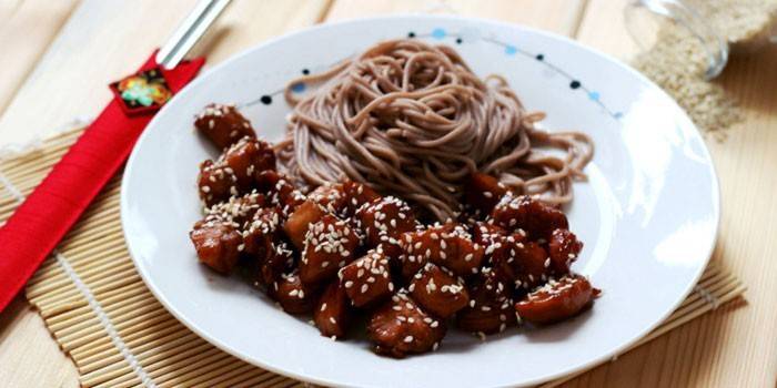 Fideos de trigo sarraceno con pollo en salsa teriyaki
