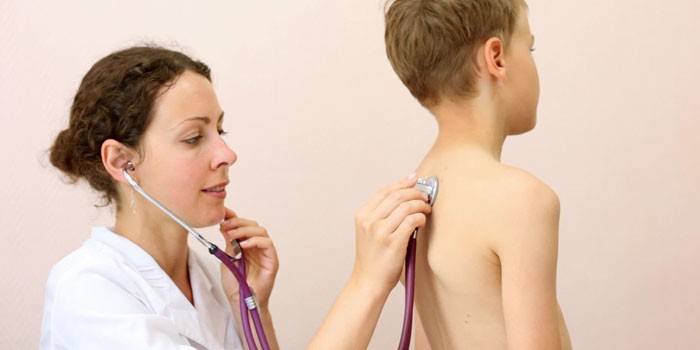 O médico ouve os pulmões do bebê com um estetoscópio.