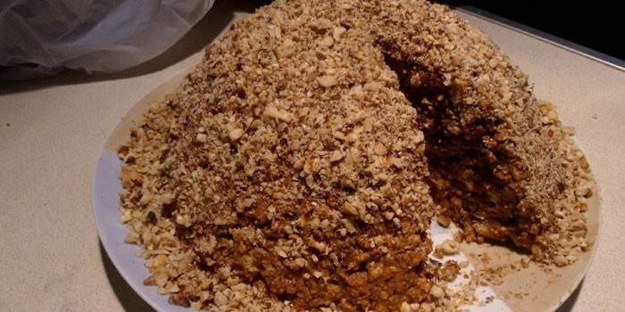 Bolo com leite condensado e bolinhos de formigueiro