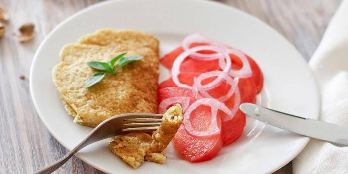 Omlet z sałatką pomidorową gotowany na suchej patelni