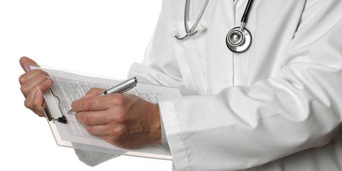 O médico escreve