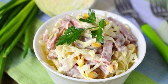 Салата од салата од колача, кобасица и кукуруза