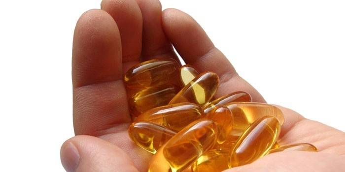 Omega-3 kapsuly v dlani