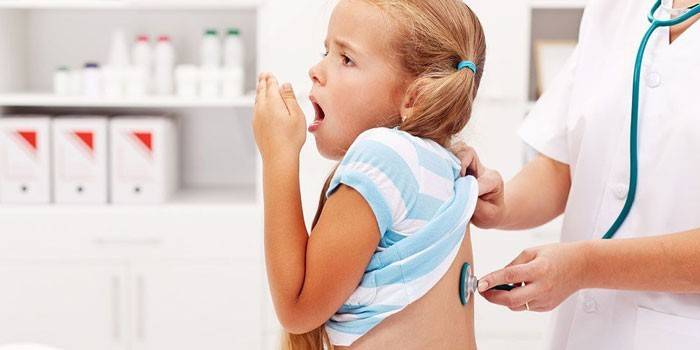 O médico ouve meninas leves