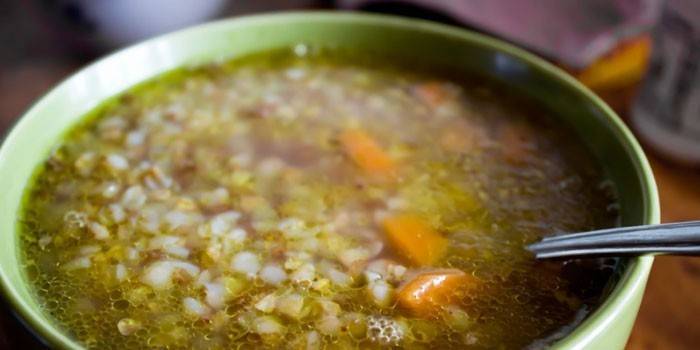 Sopa de trigo mourisco em um prato