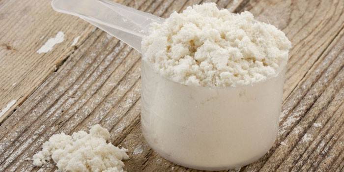 Proteína de caseína em uma colher de medida
