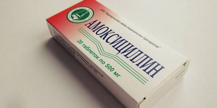 Tabletki amoksycyliny w opakowaniu