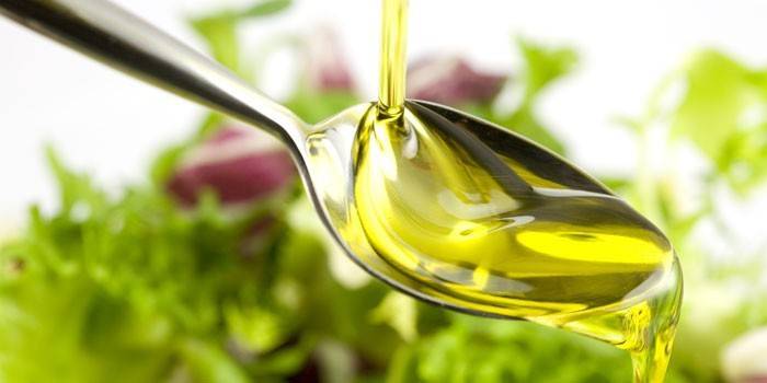 Aceite de oliva en una cuchara