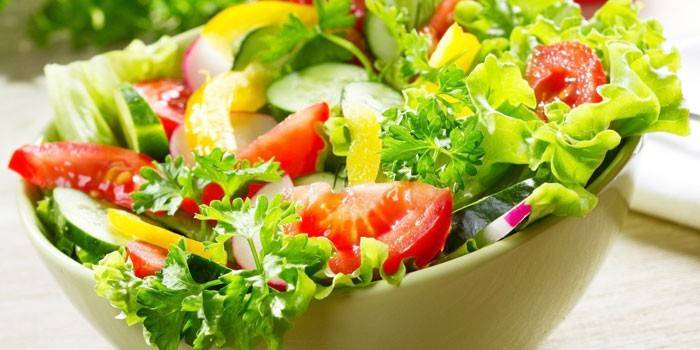 Salada de tomate e pepino com folhas de iceberg