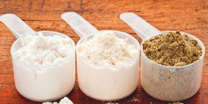 Isolados de proteína em colheres de medição