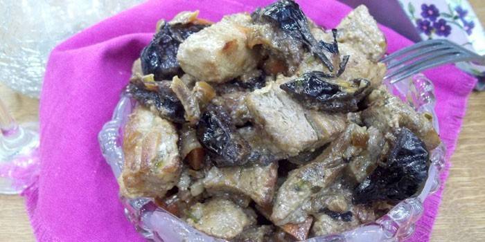 Carne de porco pronto com ameixas