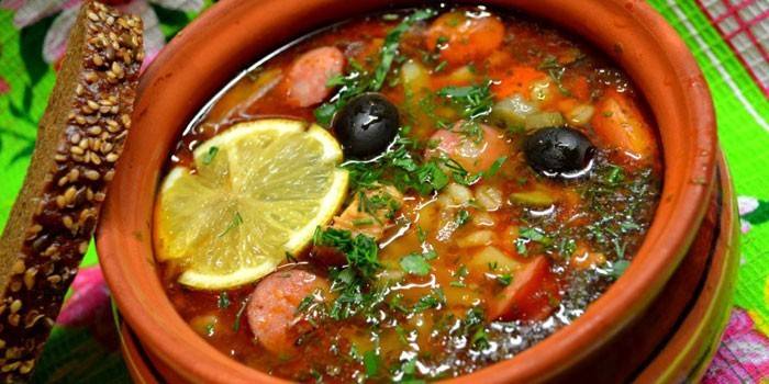 Misto de carne pronto em uma panela de barro