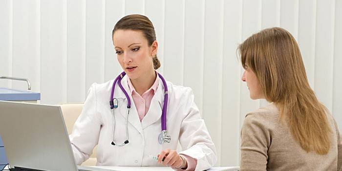 Garota na consulta do médico