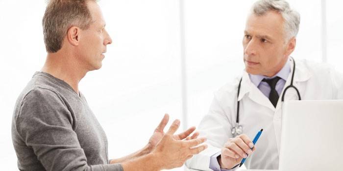 Homem na consulta do médico