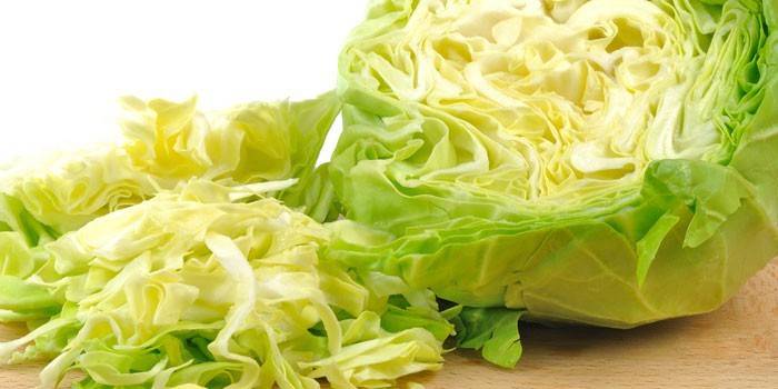 Rozdrobniona kapusta i pół główki kapusty