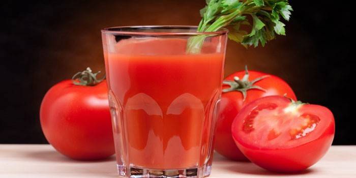 Suco de tomate em um copo