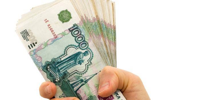 Paquete de dinero en mano