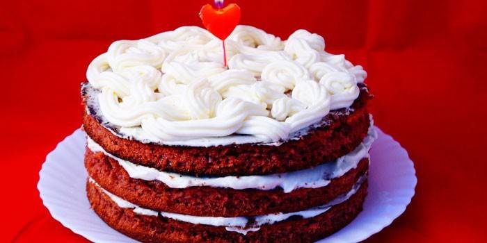 Bolo de veludo vermelho com creme de manteiga em um prato