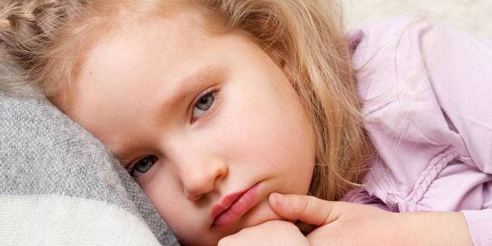 A menina encontra-se na cama