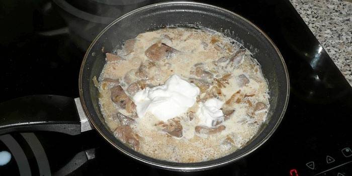 Cozinhar fígado de galinha em uma panela