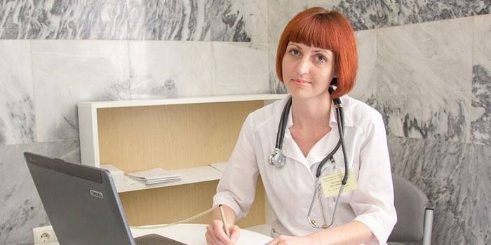 Doktor pri notebooku