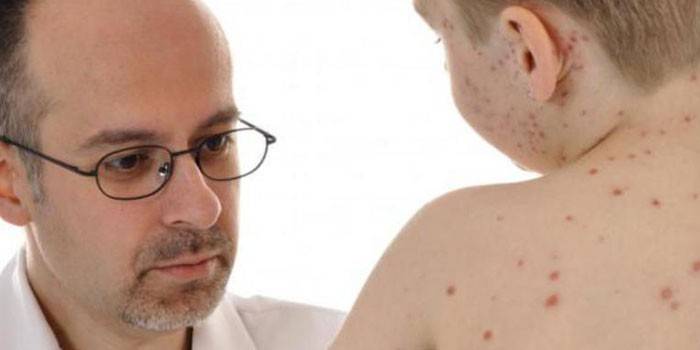 O médico examina a criança