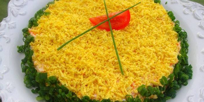 Mimosa šalát so zelenou cibuľkou a vajcom na miske