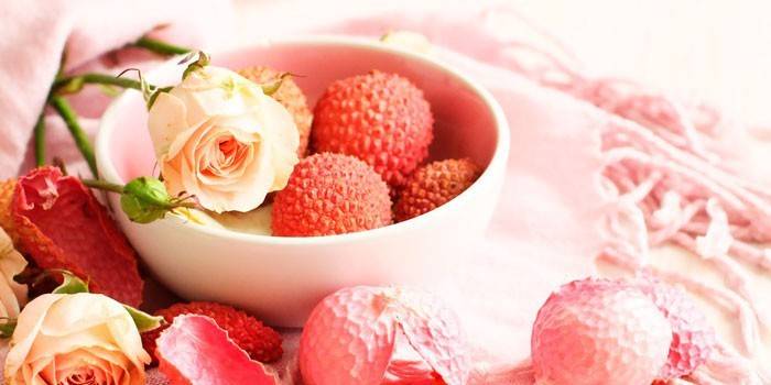 Lichi en un plato y rosas