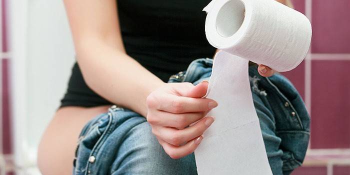 Chica con papel higiénico