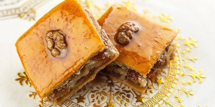 Baklava em um prato de acordo com a receita de Sochi