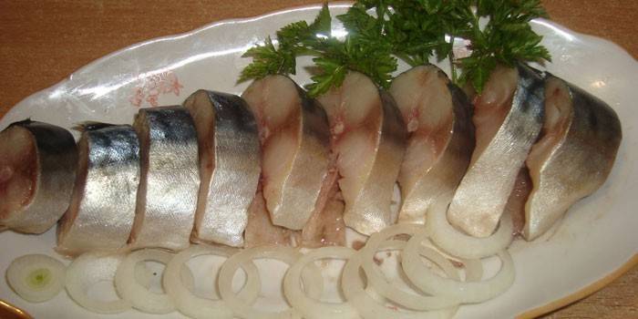 Pedaços de peixe com cebola