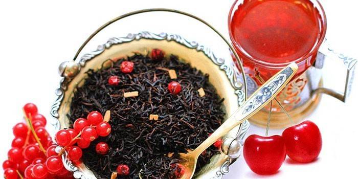 Infusión de gayuba en un vaso