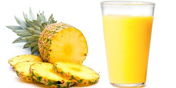 Jugo de piña en un vaso y piña